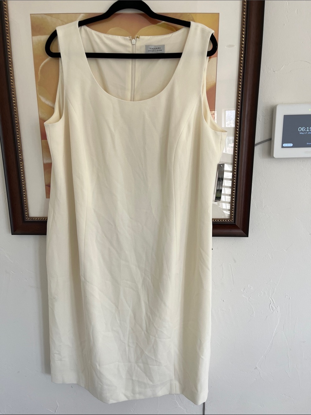 T Tahari Cream Sleeveless Scoop Neck Sheath Dress